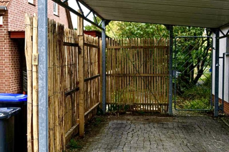 Carport Seitenwand Holz 200 cm hoch Staketenzaun halbrunde Latten Kastanie Kantholz Eiche