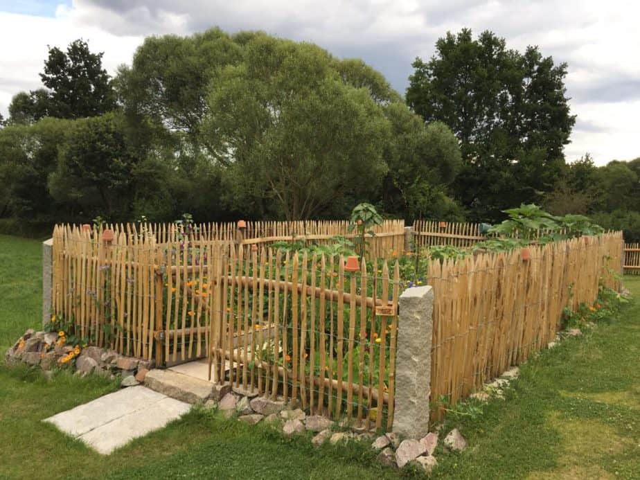 Staketenzaun 120 cm hoch, 4 cm Lattenabstand, halbrunde Latten 7-9 cm Durchmesser