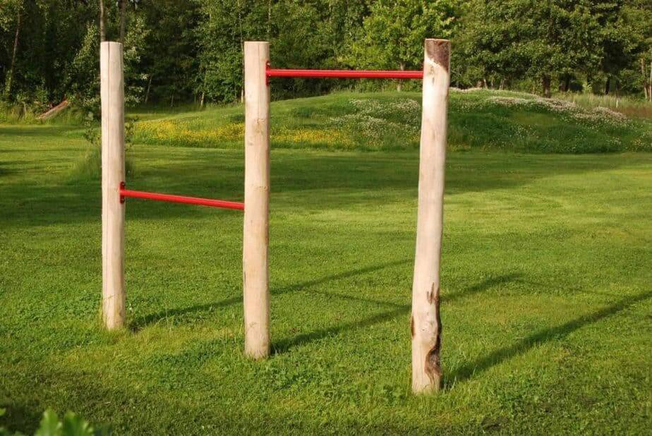 Turnstange mit Holzpfosten. Holzpfahl aus Kastanie.