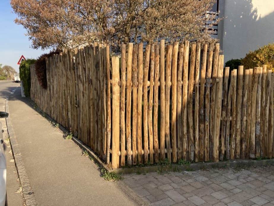 Holzpfähle, Holzpfosten und Zaunlatten halbrund aus Kastanie (7-9 cm durchmesse)