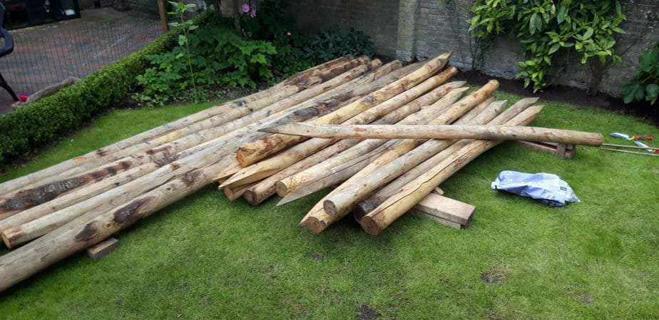 Kastanienpfähle mit einem Durchmesser von 10-12 cm in verschiedenen Längenmaßen für die Pergola