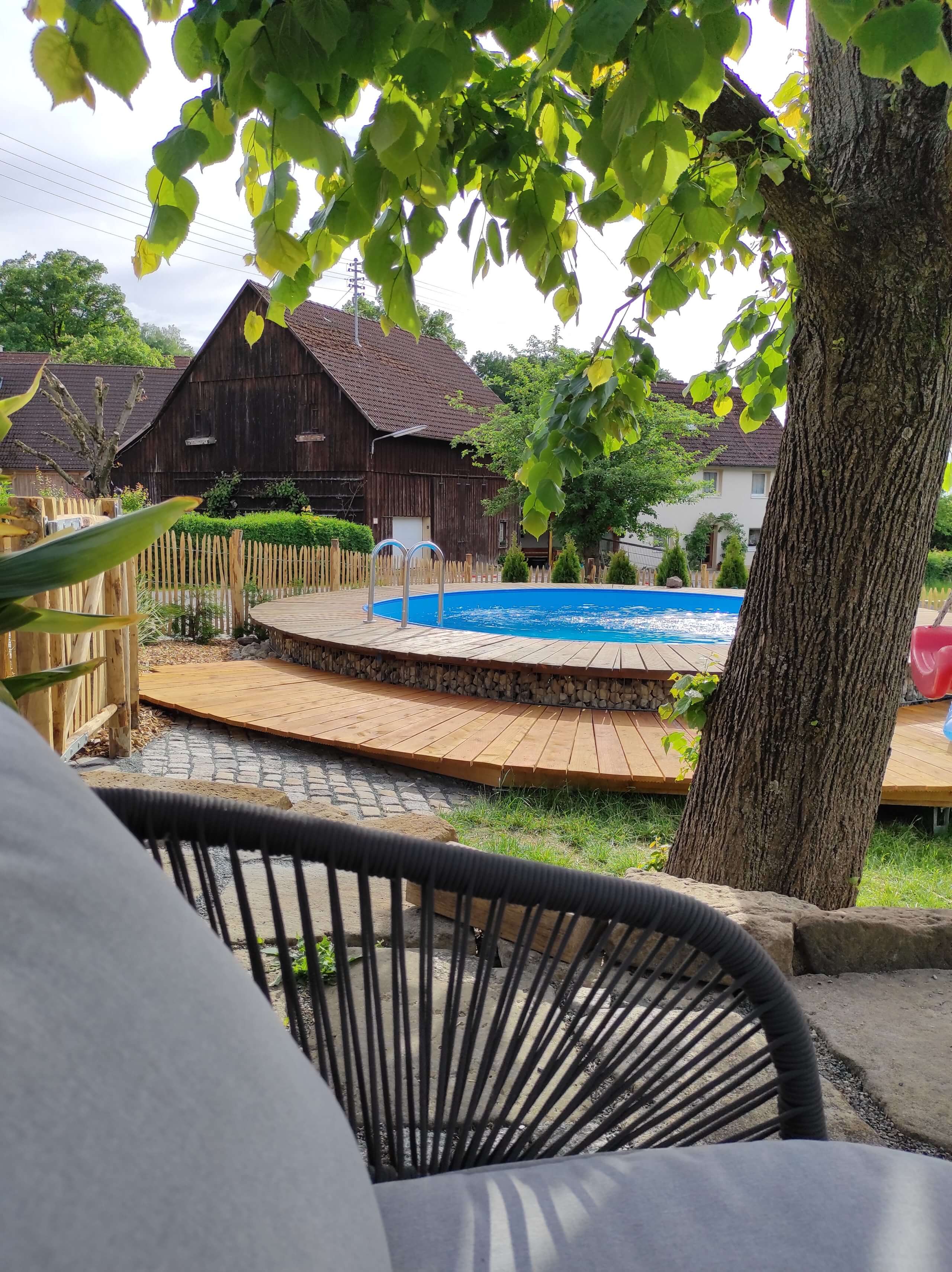 Whirlpool Ecke im Garten gestalten mit Holz Adéquat
