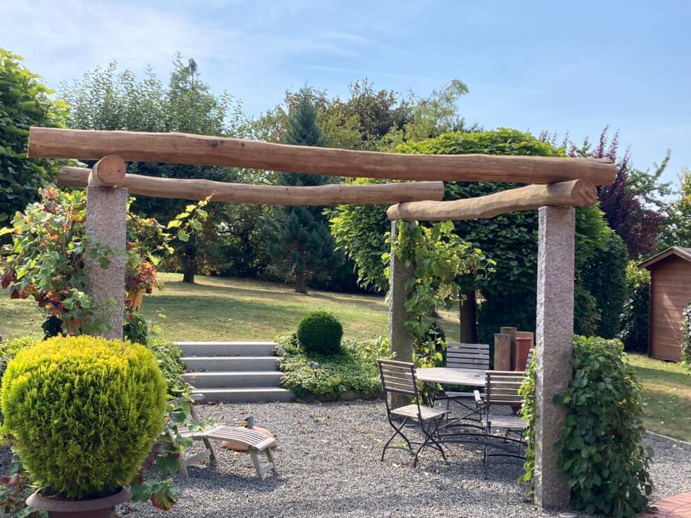 Robinienpfähle Pergola