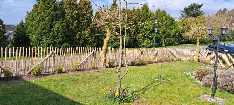 Kastanienzaun 1 Meter hoch mit 6 cm Lattenabstand und Zaunpfählen Robinie