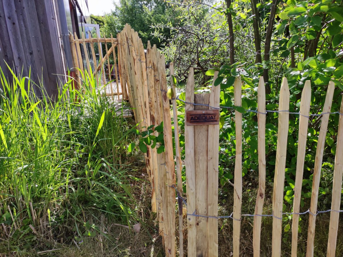 Französische Staketenzaun von Kastanien 120 cm hoch, Abstand 6 cm und Zaunpfahlen 120 cm Länge 7/9 mit drei Französische Rahmentor von 80 cm mal 100 cm hoch, 100 cm mal 120 cm hoch und 150 cm mal 120 cm hoch