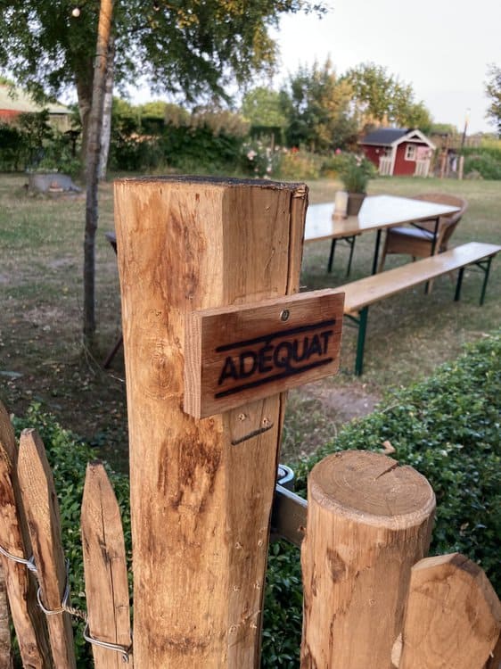 Kastanienzaun 100 cm hoch mit Adéquat Logo in Holz eingebrannt