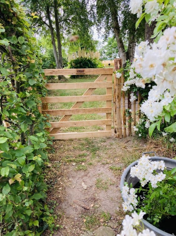 Gartentor Holz (Douglasie) 100 cm breit und 100 cm hoch im Garten