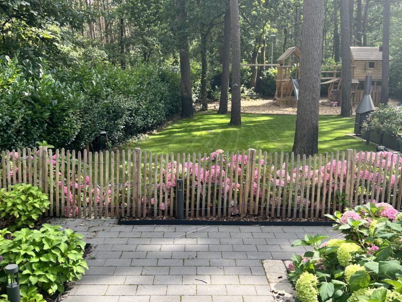 Robinienzaun 100 cm hoch und Lattenabstand 4 cm mit Staketenzaun Tor 120 cm breit x 100 cm hoch