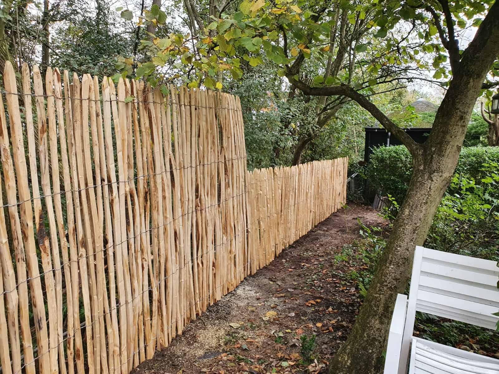 Staketenzaun kastanien 200 cm hoch mit einem Lattenabstand von 2 cm und daneben 120 cm hoch mit einem Lattenabstand von 2 cm