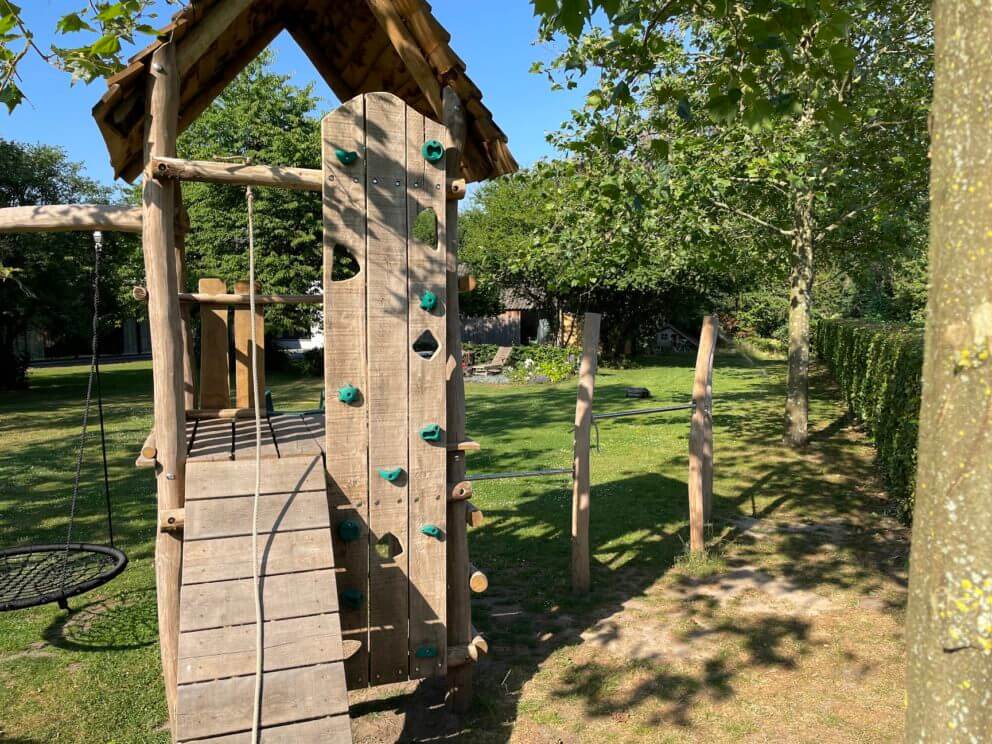 Spielplatzgeräte aus Holz