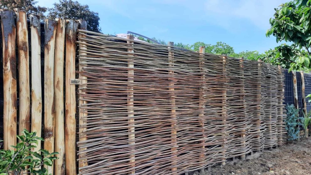 Natürlicher Sichtschutz: Kastanienpfähle mit Sichtschutzelementen aus geflochtenem Haselnuss