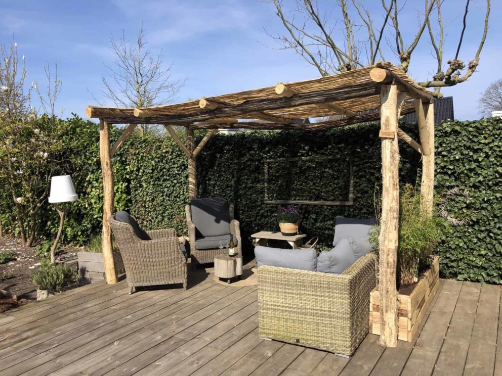 Pergola aus Robinienpfählen (12-14 cm Durchmesser)