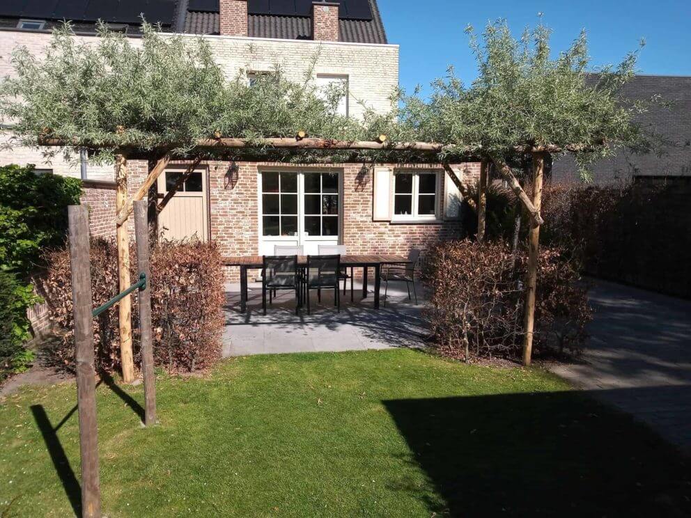 Pergola aus Holz mit Dach