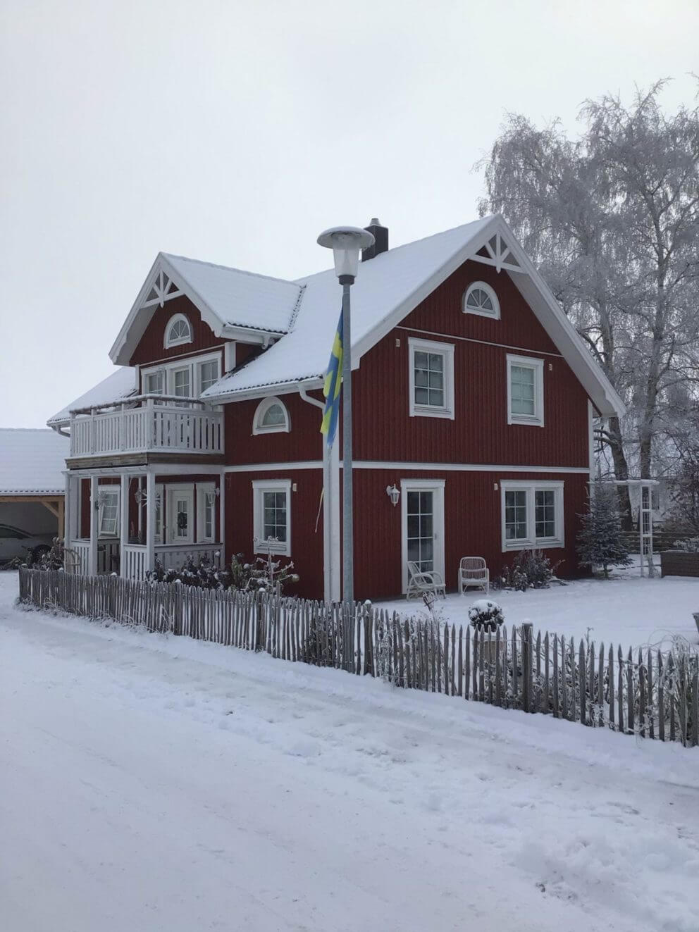 Schwedenhaus Zaun: Staketenzaun 80 cm hoch, Abstand 4 cm, Kastanienpfahl 150/160 cm Ø 7-9 cm und 160 cm lang, Ø 10/12 cm