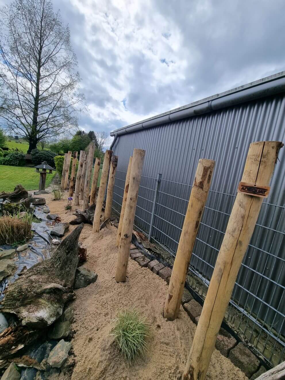 Holzpfähle im Garten - Natürliche Gartengestaltung