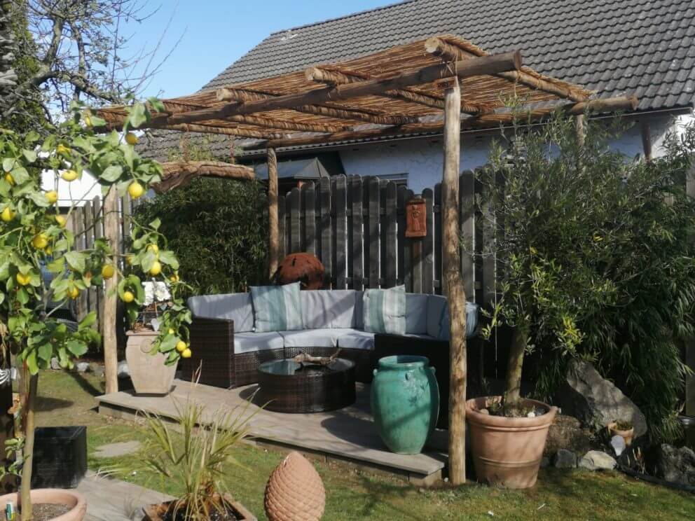 Pergola Holz selber bauen Holzpfähle Edelkastanie