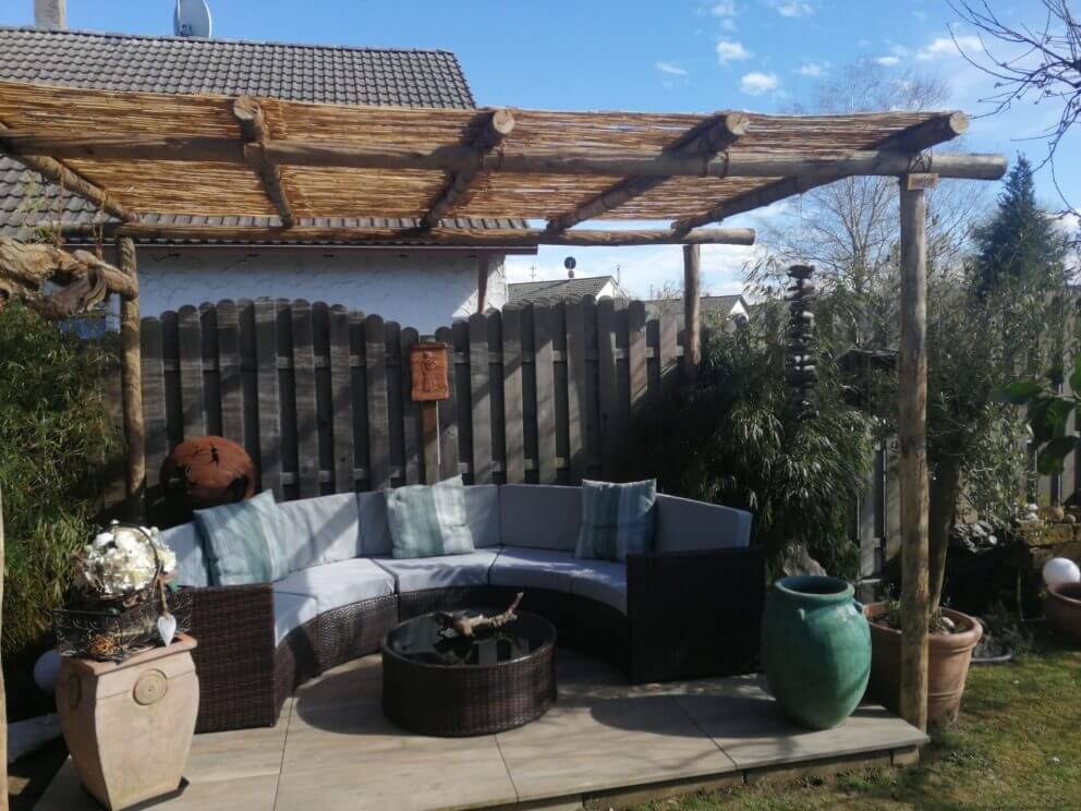 Pergola Holz selber bauen Holzpfähle Edelkastanie