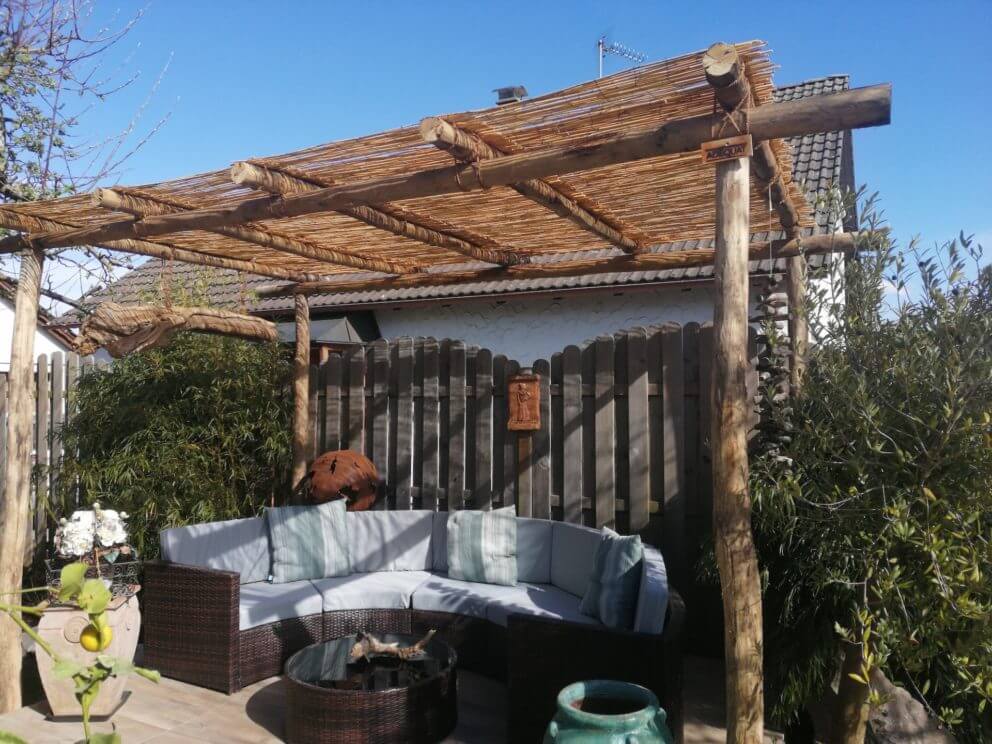 Pergola Holz selber bauen Holzpfähle Edelkastanie