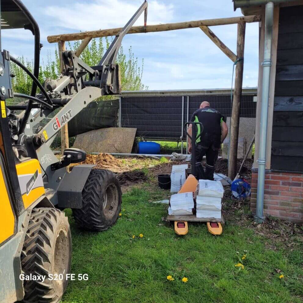 Holzdach im Garten selbst bauen mit Pfählen