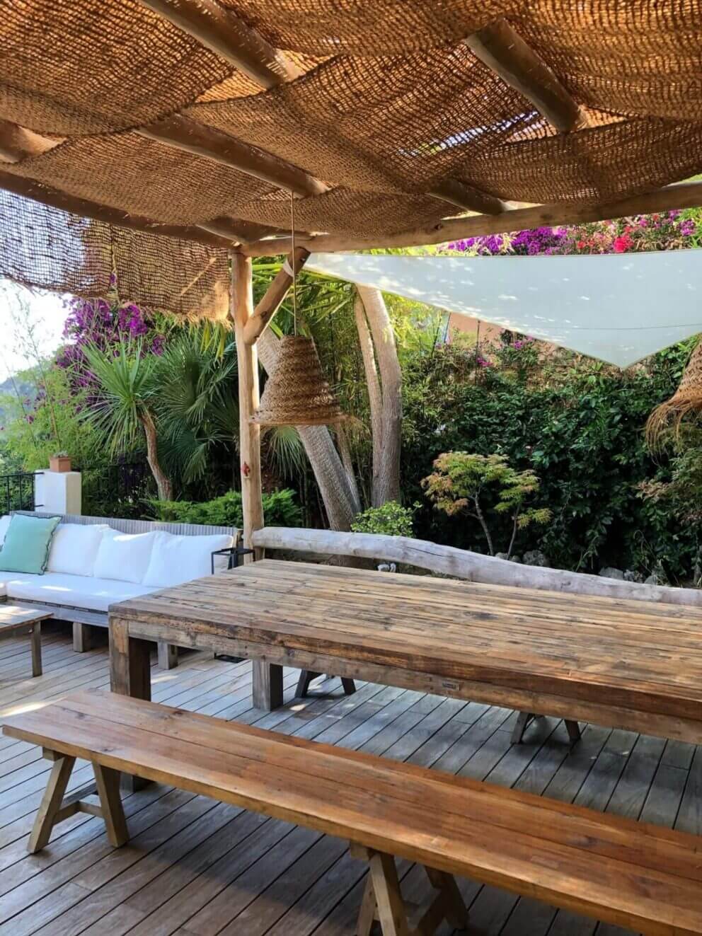 Garten im Boho Stil: Sitzecke / Terrasse mit Pergola aus Robinienpfosten