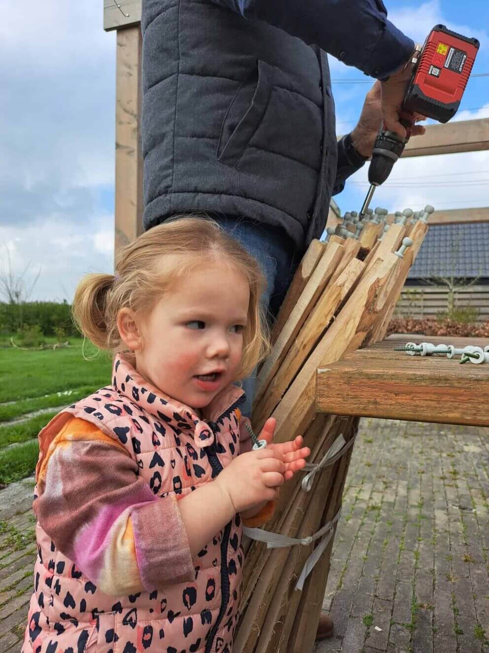 Eine geodätische Kuppel selber zu bauen ist wirklich kinderleicht mit dem DIY-Bausatz von Adéquat!