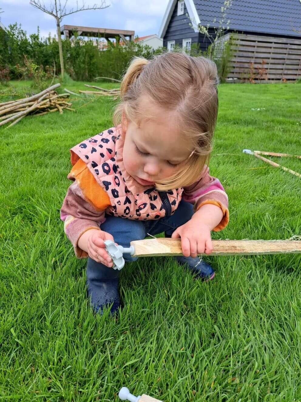 Auch die kleinsten können schon dabei sein: Eine geodätische Kuppel mit Verbindern zu bauen ist ein spannendes Projekt für die ganze Familie.