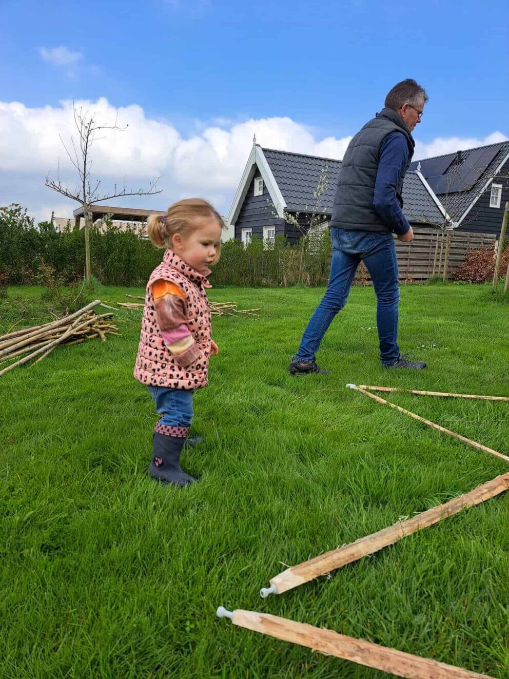 Geodome Anleitung: Die ersten Latten werden auf dem Boden miteinander verbunden.