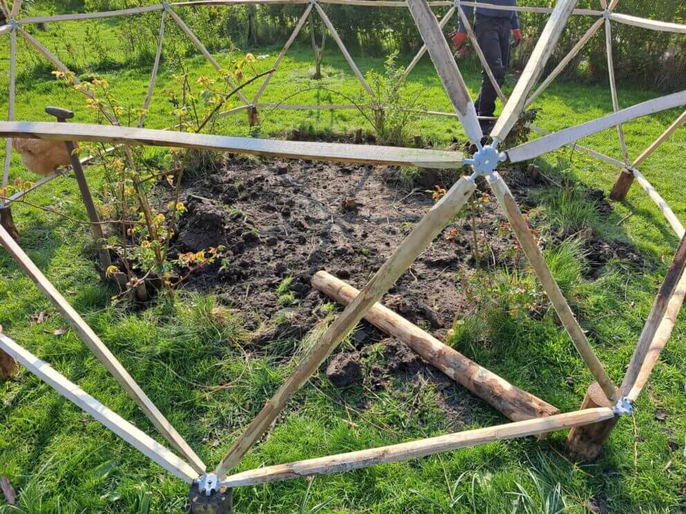 Pfähle dienen als Füße und zur Stabilität der geodätischen Kuppel.