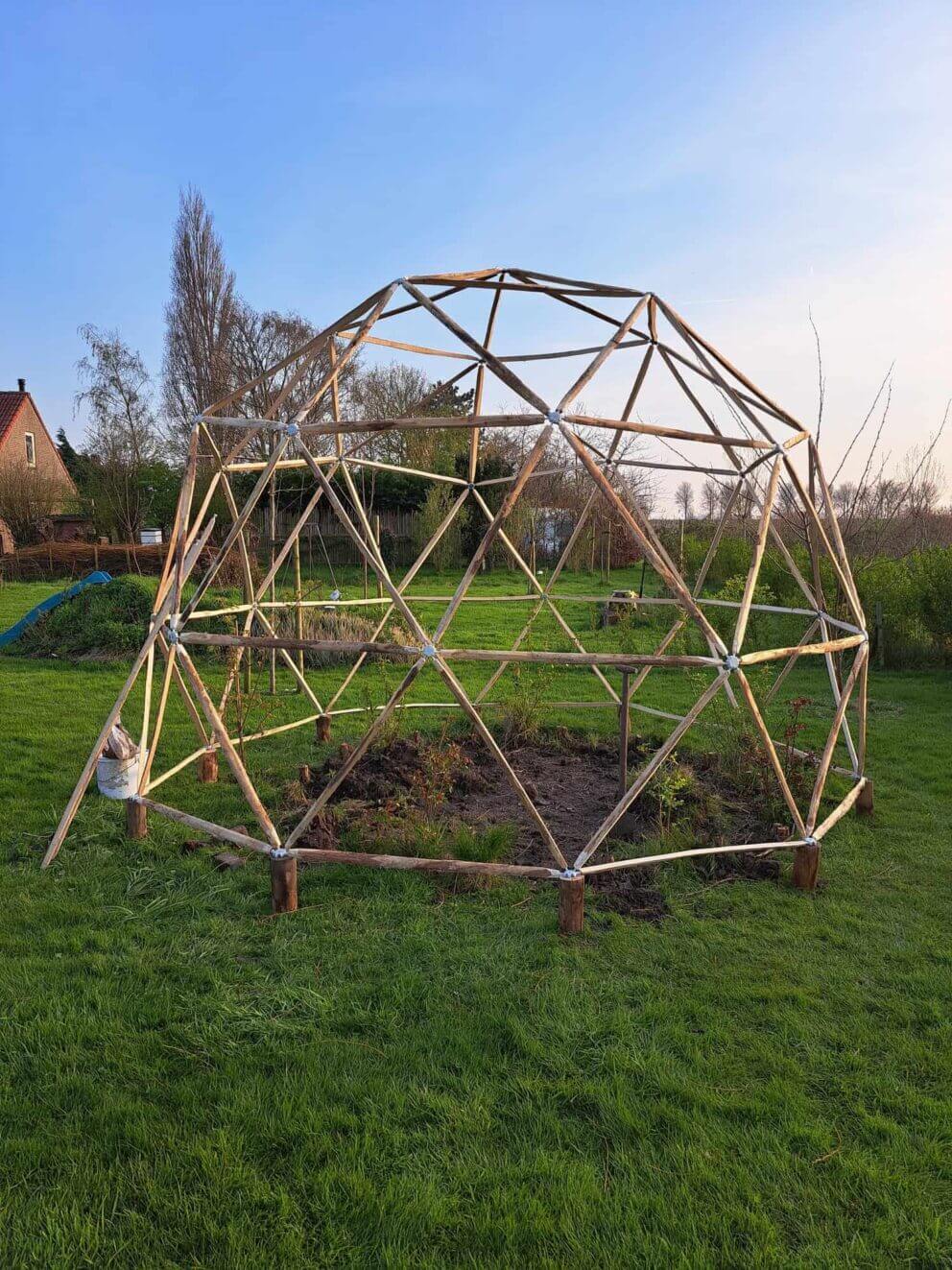 Der selbst gebaute Geodom steht, dem Bausatz von Adéquat sei Dank!