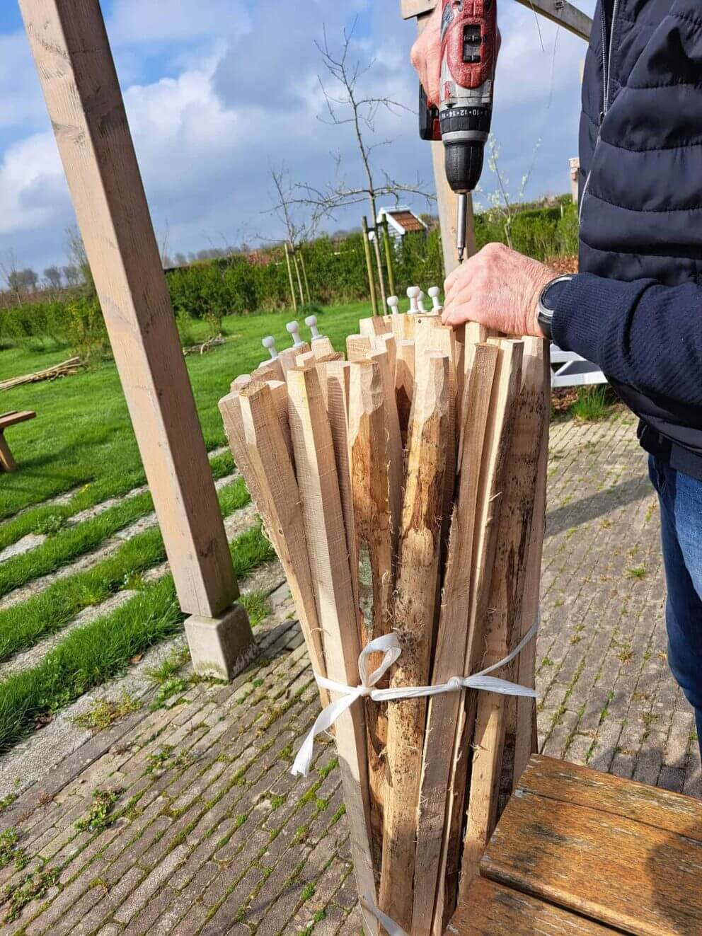 Geodome Verbinder anbringen an Holzlatten