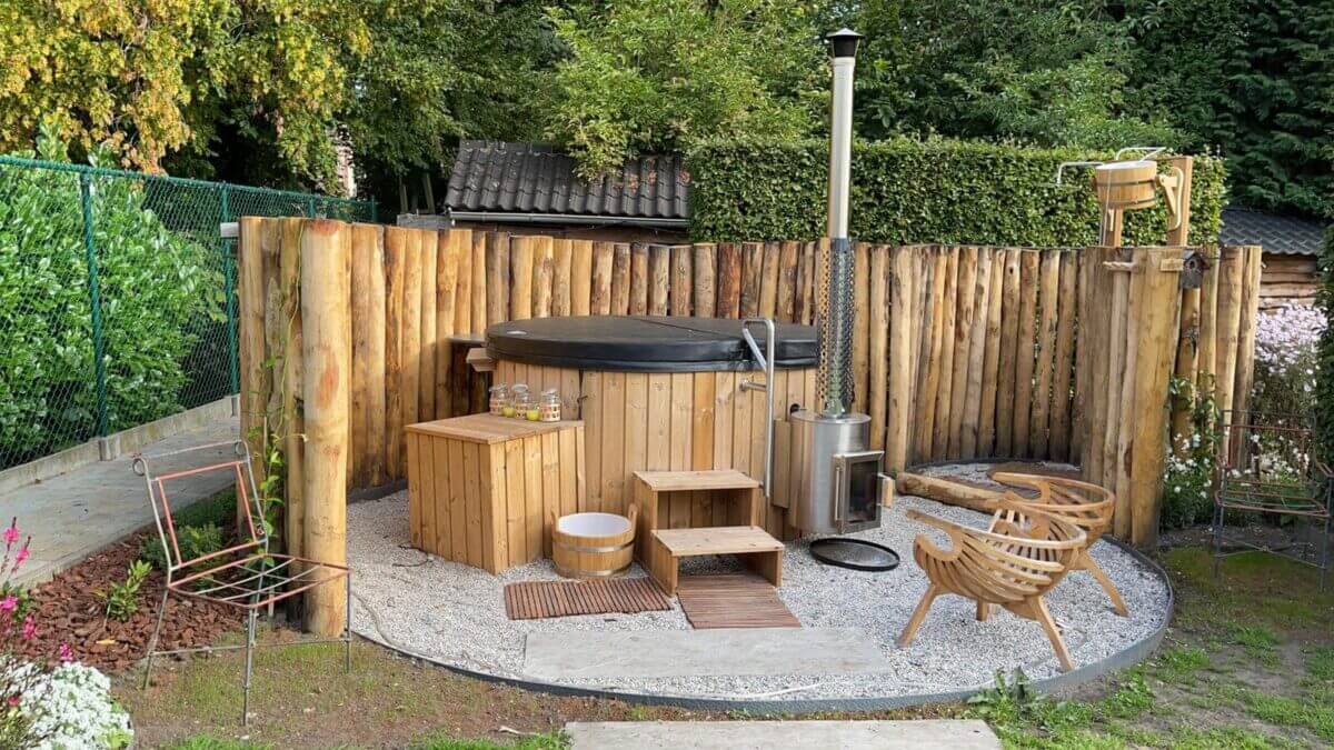 Whirlpool Ecke im Garten mit Holz