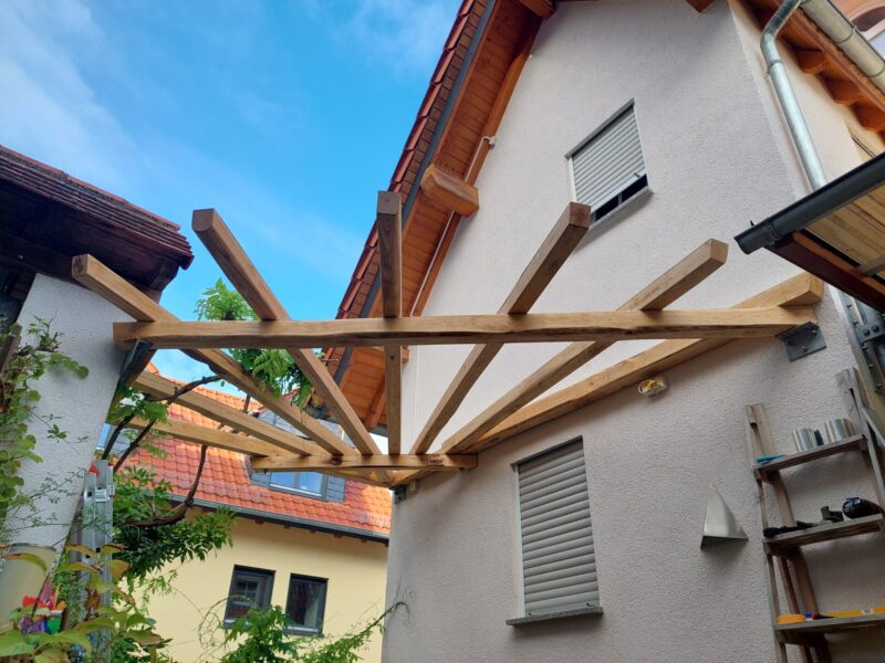 Pergola aus Holzbalken Edelkastanie rustikal gesägt 12x12x400 cm, 12x12x300 cm, 12x12x250 cm, 10x12x250 cm und 10x10x400 cm