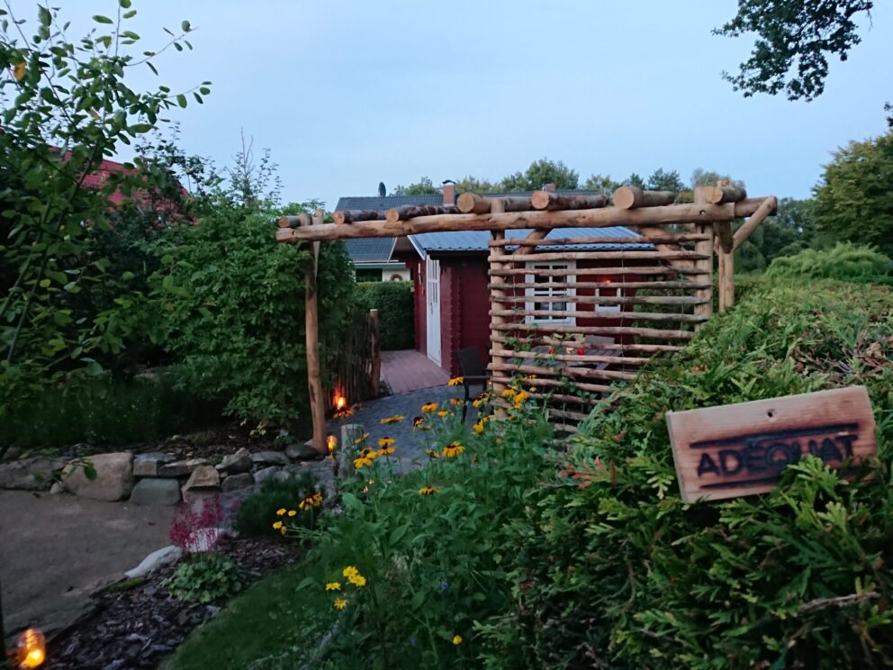 Pergola aus Holz mit Pfählen aus Kastanie in verschiedenen. Längen (10/12 cm Durchmesser)