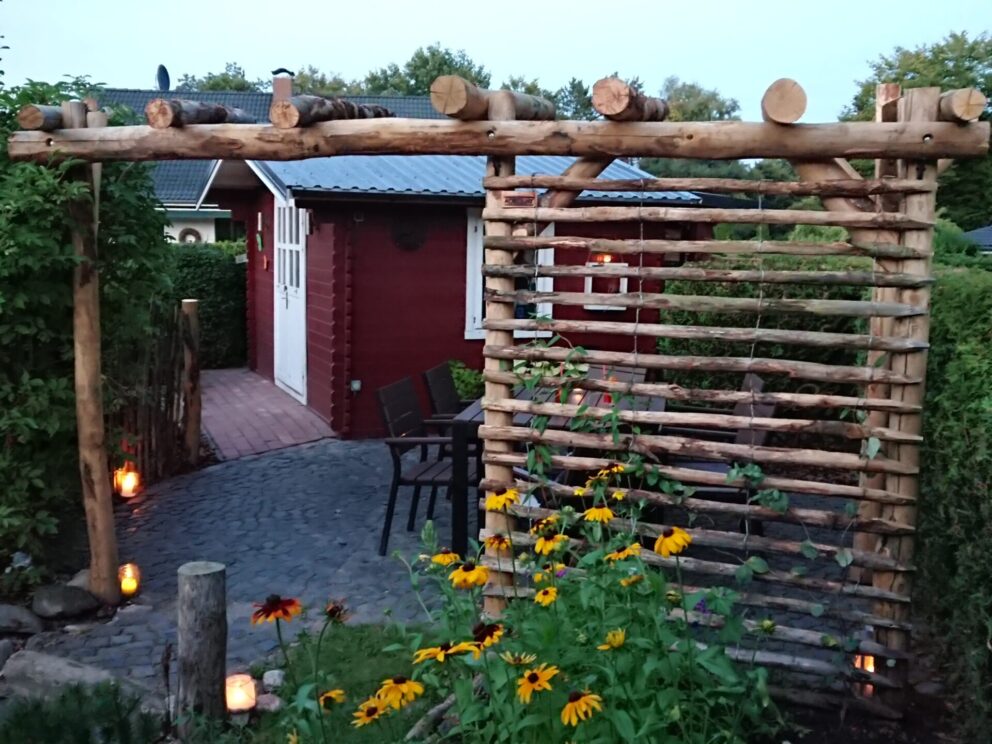 Pergola aus Holz mit Pfählen aus Kastanie in verschiedenen. Längen (10/12 cm Durchmesser)