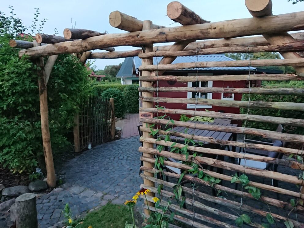 Pergola aus Holz mit Pfählen aus Kastanie in verschiedenen. Längen (10/12 cm Durchmesser)