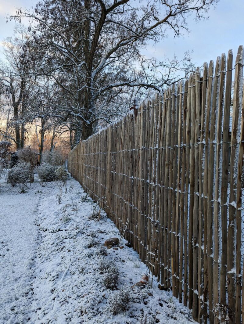 Staketenzaun 200 cm hoch, Abstand 2 cm mit Kastanienpfahl 300 cm Länge, Durchmesser 10/12 cm