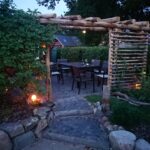 Romantische Stimmung im Garten: Pergola aus Holz – Sitzecke