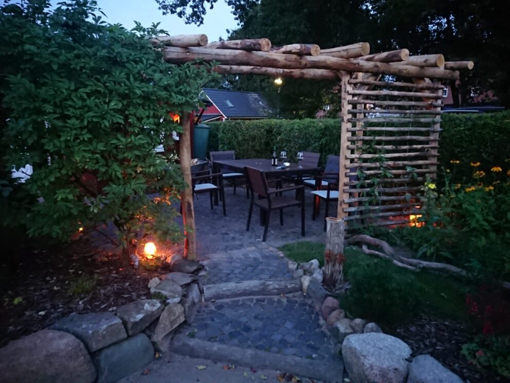 Romantische Stimmung im Garten: Pergola aus Holz – Sitzecke