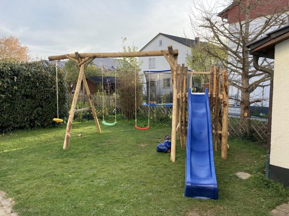 Spielgerät Holz Garten selber bauen Rutsche Holzpfähle Zaunlatten