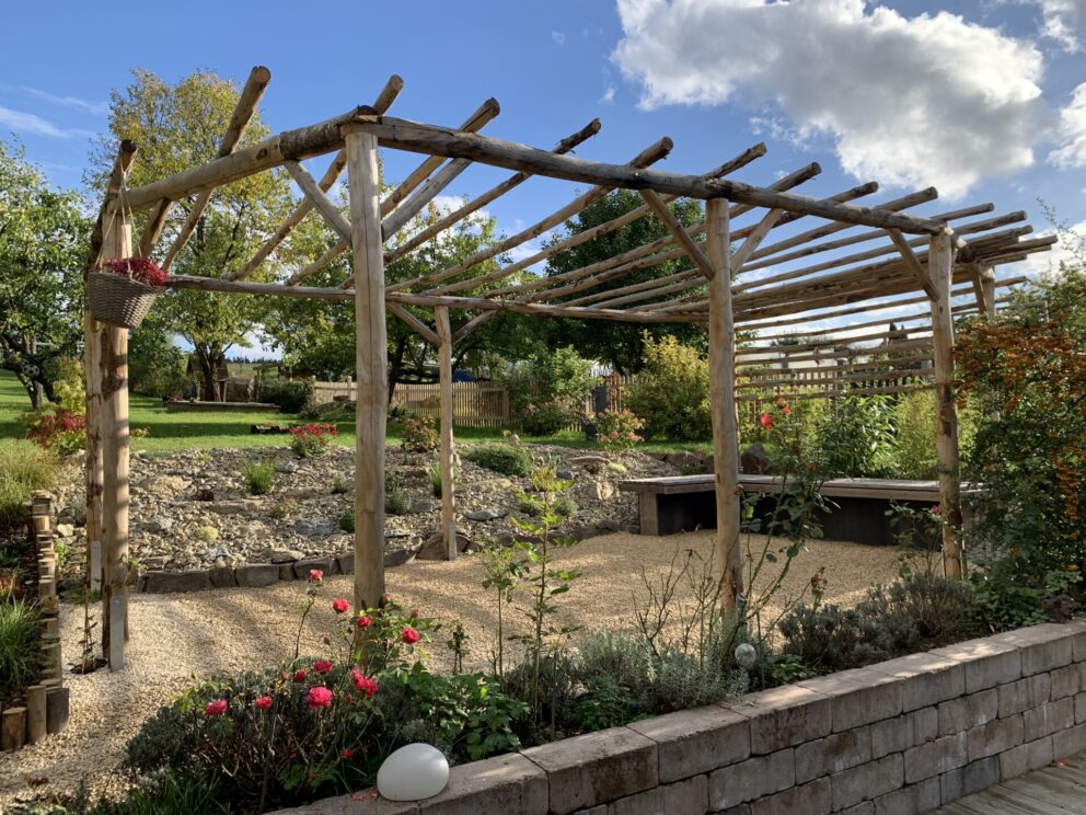 Pergola aus Kastanien Pfosten 200, 250 und 300 cm Länge, Durchmesser 10/12 cm und 125, 250 und 300 cm Länge, Durchmesser 7/9 cm und 400 cm Länge, durchmesser 4/6 cm