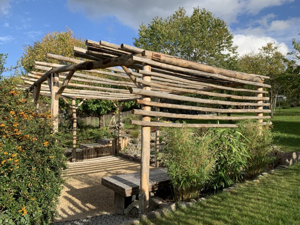 Pergola aus Kastanien Pfosten 200, 250 und 300 cm Länge, Durchmesser 10/12 cm und 125, 250 und 300 cm Länge, Durchmesser 7/9 cm und 400 cm Länge, durchmesser 4/6 cm