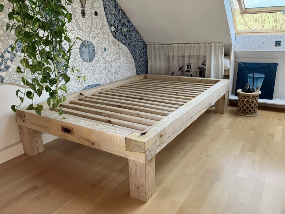 Bett aus Holz