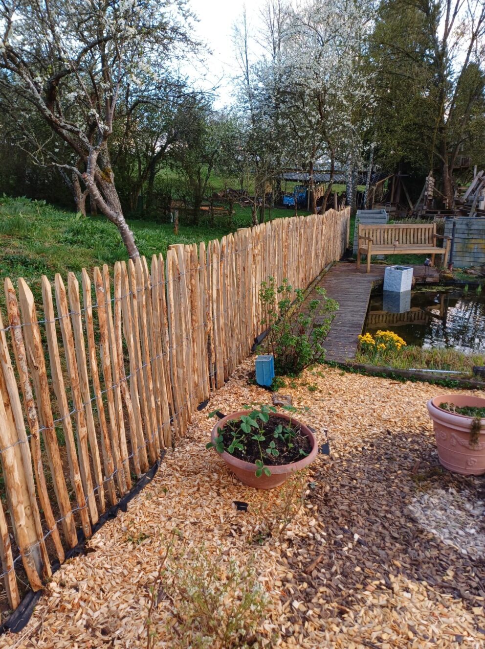 Staketenzaun Kastanien 120 cm hoch, Abstand 4 cm mit Zaunpfahl 120 cm Länge, Durchmesser 7/9 cm mit Bodenhülse
