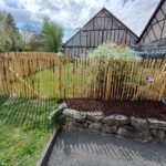 Staketenzaun Kastanien 120 cm hoch, Abstand 4 cm mit Zaunpfahl 120 cm Länge, Durchmesser 7/9 cm mit Bodenhülse und Staketenzauntor Kastanie 080Bx120H (cm)
