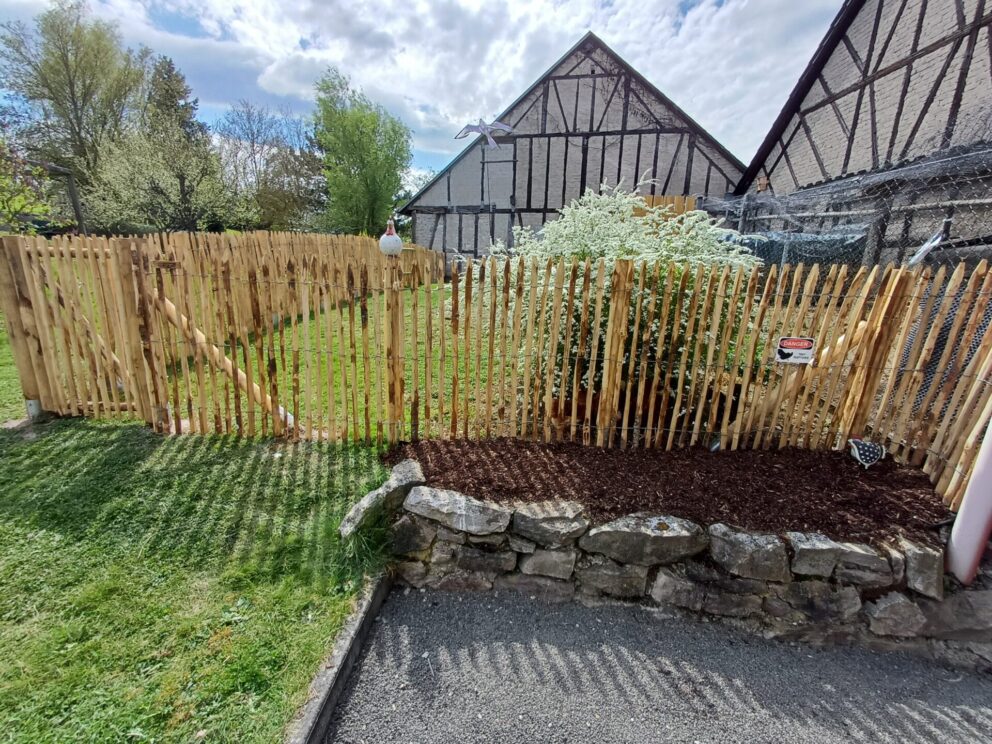 Staketenzaun Kastanien 120 cm hoch, Abstand 4 cm mit Zaunpfahl 120 cm Länge, Durchmesser 7/9 cm mit Bodenhülse und Staketenzauntor Kastanie 080Bx120H (cm)