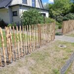 Staketenzaun Kastanien 100 cm hoch, Abstand 6 cm mit Kastanien Pfost 250 cm Länge, Durchmesser 7/9 cm mit Zaunpfahl 100 cm Länge, Durchmesser 7/9 cm für Bodenhülse.