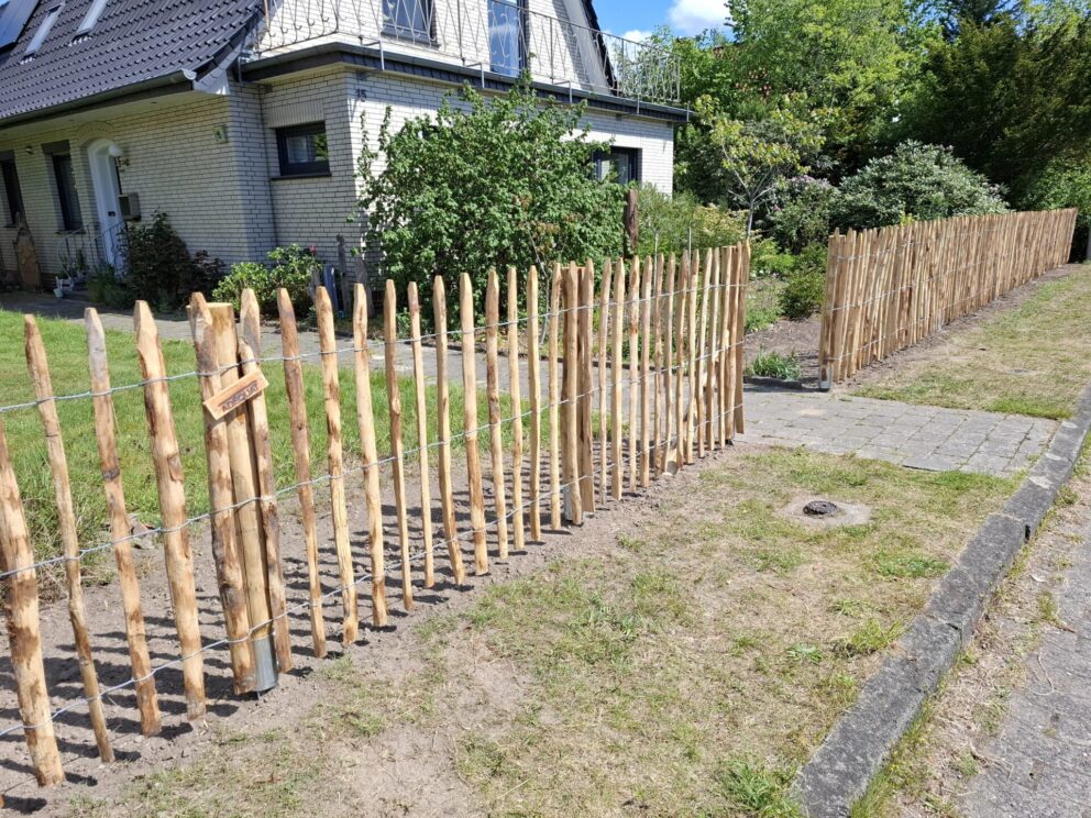 Staketenzaun Kastanien 100 cm hoch, Abstand 6 cm mit Kastanien Pfost 250 cm Länge, Durchmesser 7/9 cm mit Zaunpfahl 100 cm Länge, Durchmesser 7/9 cm für Bodenhülse.