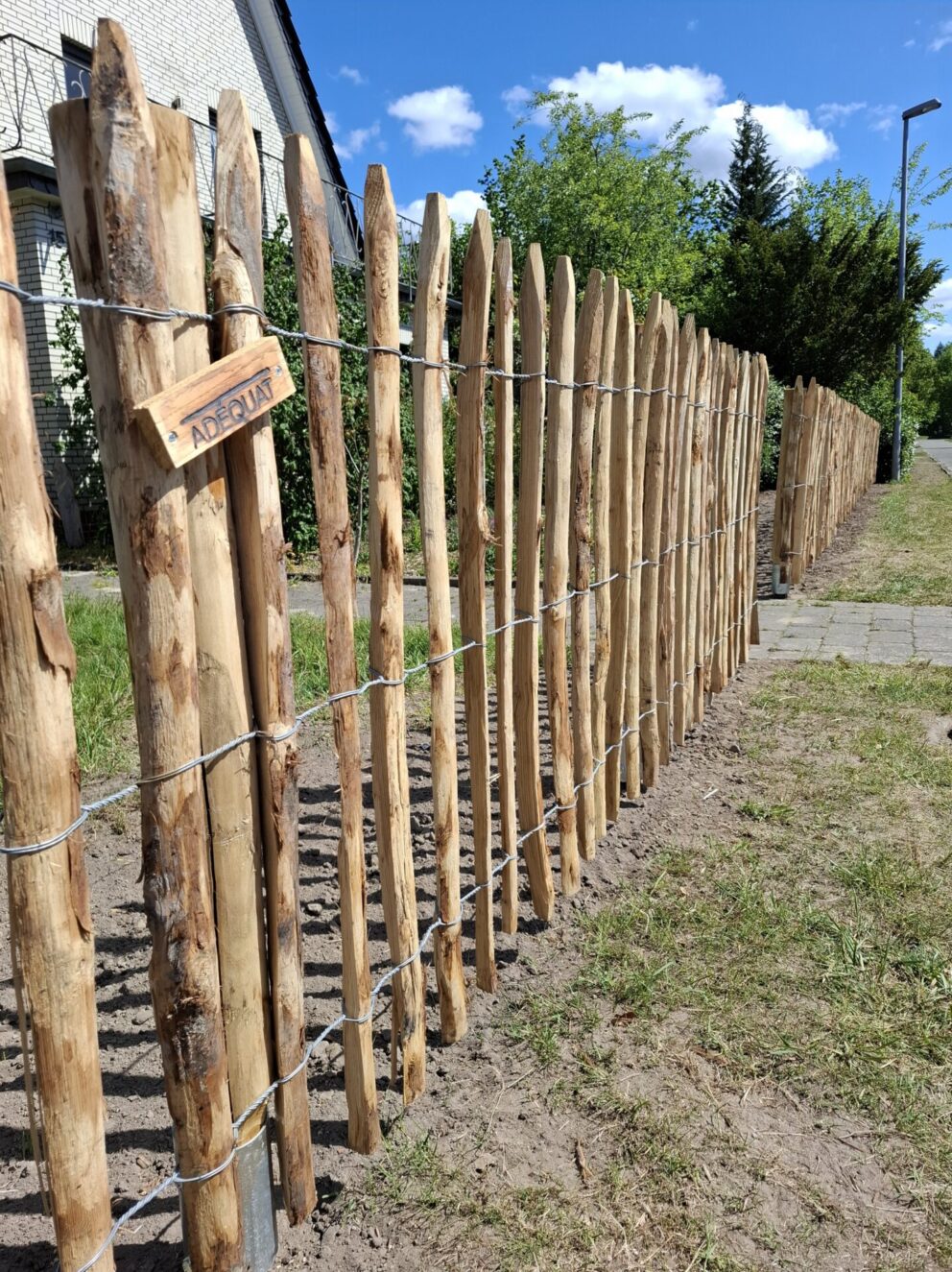 Staketenzaun Kastanien 100 cm hoch, Abstand 6 cm mit Kastanien Pfost 250 cm Länge, Durchmesser 7/9 cm mit Zaunpfahl 100 cm Länge, Durchmesser 7/9 cm für Bodenhülse.