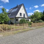 Staketenzaun Kastanien 100 cm hoch, Abstand 6 cm mit Kastanien Pfost 250 cm Länge, Durchmesser 7/9 cm mit Zaunpfahl 100 cm Länge, Durchmesser 7/9 cm für Bodenhülse.
