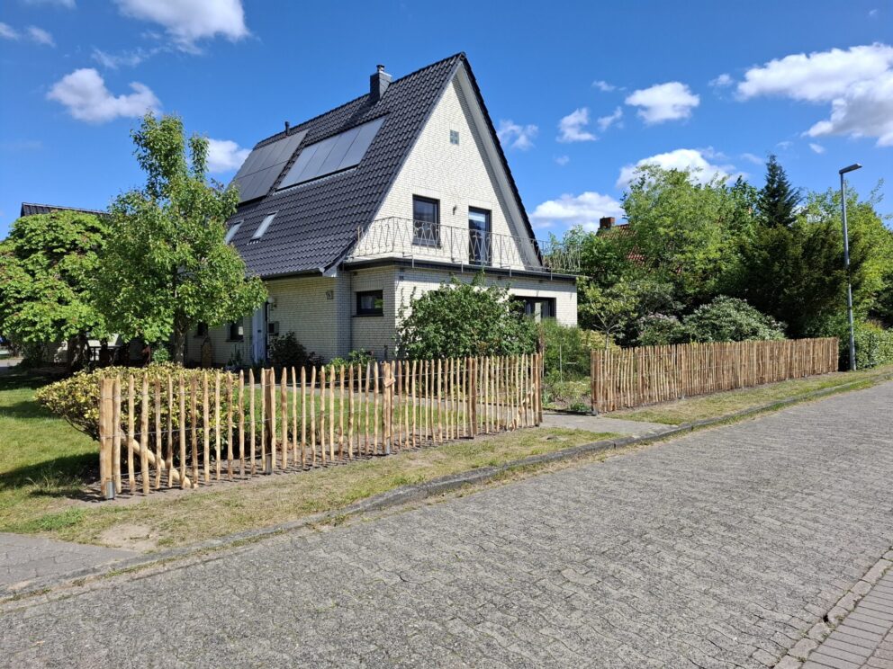 Staketenzaun Kastanien 100 cm hoch, Abstand 6 cm mit Kastanien Pfost 250 cm Länge, Durchmesser 7/9 cm mit Zaunpfahl 100 cm Länge, Durchmesser 7/9 cm für Bodenhülse.